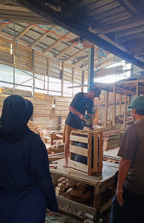 Proses packing di warehouse KANINDO